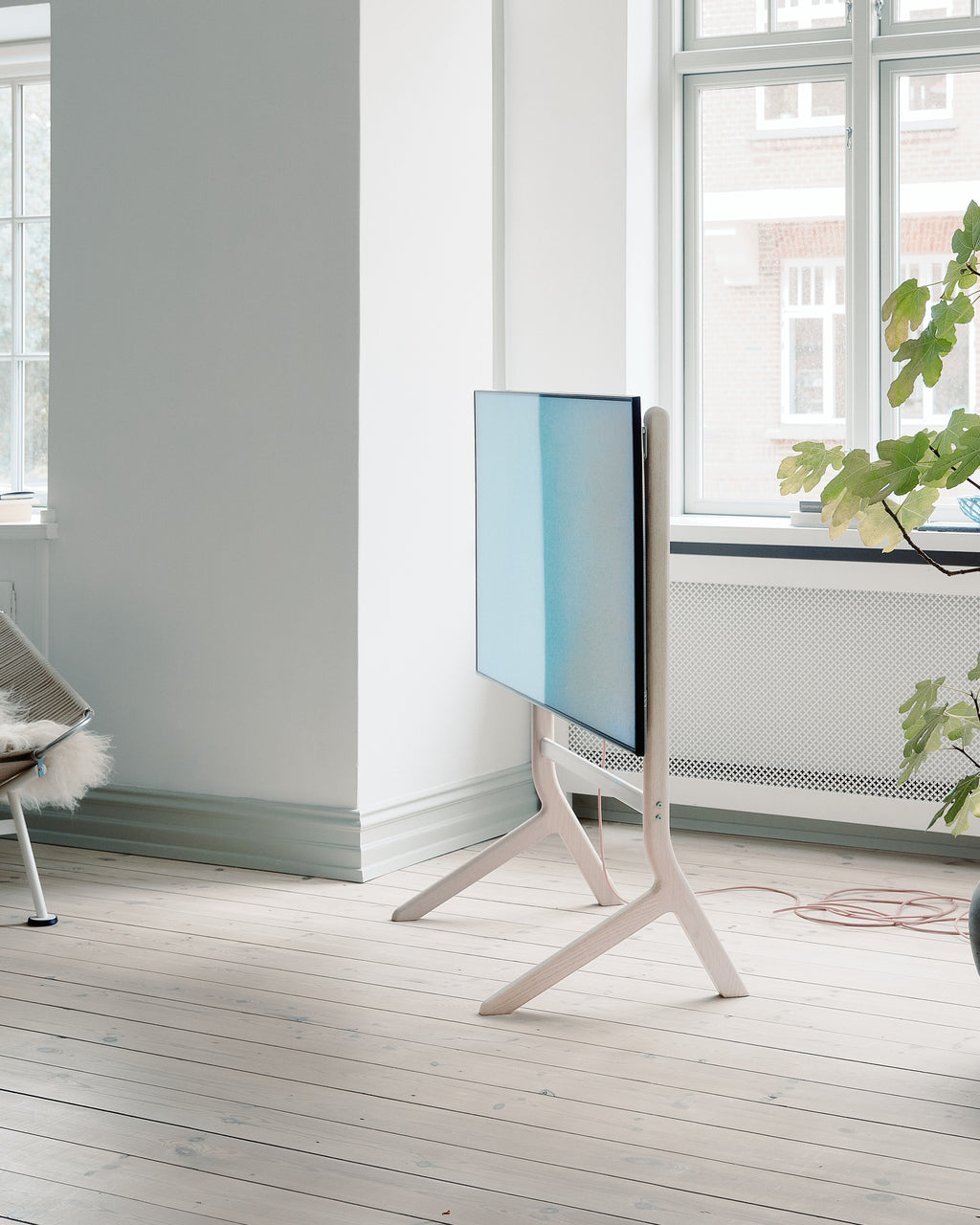 Pedestal Hopper TV Stands 012 Light Oak